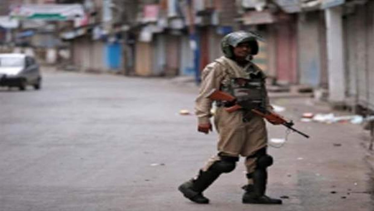 காஷ்மீரில் பாதுகாப்பு படையினர் என்கவுண்டர்: தீவிரவாதி சுட்டுக்கொலை