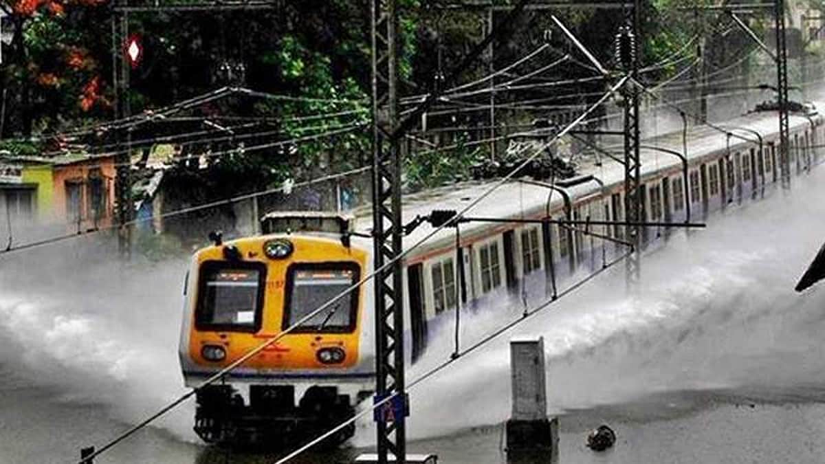 மும்பை வெள்ளத்தை சமாளிக்க பயணிகள் ரயிலுக்கு வாட்டர் ப்ரூஃப் எஞ்ஜின்கள்