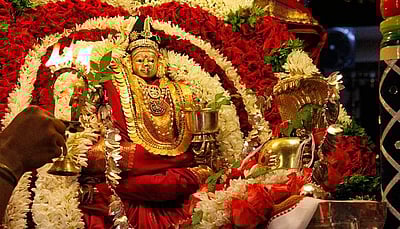 நவராத்திரியில் அம்பாளை எப்படி வழிபட வேண்டும்?