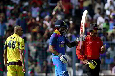 31-வது ஓவரில் 150 ரன்கள்! 300 ரன்களை எட்டுமா இந்தியா?