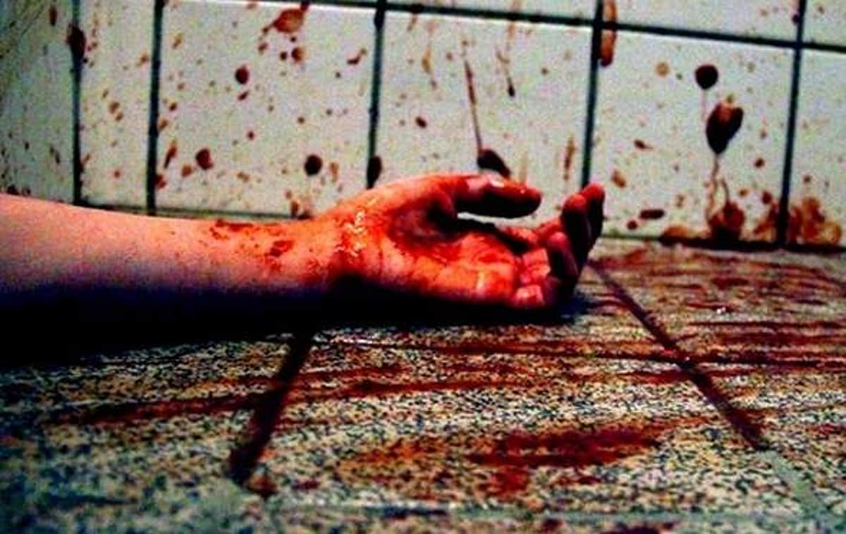 வேலையில்லாத வெட்டி என கிண்டல் அடித்த உறவினர்கள் 3 பேர் கத்தியால் குத்தி கொலை