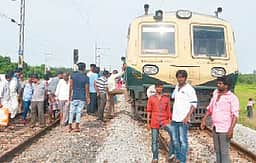 சிக்னல் கோளாறு: மின்சார ரயில்கள் திடீா் நிறுத்தம்