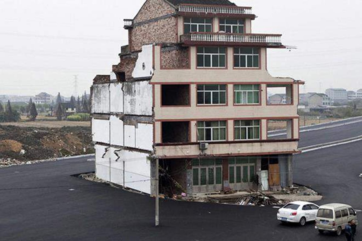 ஷாங்காயில் 14 வருடங்களாக தேசிய நெடுஞ்சாலையில் போக்குவரத்துக்கு இடையூறாக இருந்த வீடு இடிப்பு!