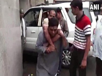 விபத்தில் காயமடைந்தவரை முதுகில் சுமந்துகொண்டு மருத்துவமனையில் சேர்த்த எம்.எல்.ஏ., திவேதி!