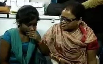 இஸ்லாமியருடன் தேநீர் அருந்திய பெண்: 'பளார்' விட்ட பாஜக தலைவர்