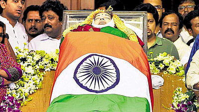 ஜெயலலிதா மரணம் தொடர்பாக ஓய்வு பெற்ற நீதிபதி ஆறுமுகசாமி தலைமையில் விசாரணை ஆணையம்! 