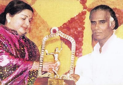 எம்.ஜி.ஆர். ரசித்த இரண்டு வரிகள்!