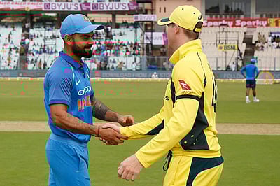 3-ஆவது ஆட்டம் ரத்து: டி20 கோப்பையை பகிர்ந்துகொண்ட இந்தியா-ஆஸ்திரேலியா