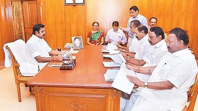 7ஆவது ஊதியக் குழு இறுதி அறிக்கை முதல்வர் எடப்பாடி பழனிசாமியிடம் சமர்ப்பிப்பு