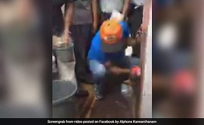 மத்திய அமைச்சர் வெறும் கைகளால் புகையிலைக் கறையைக் கழுவினால் அதெப்படி ‘தூய்மை இந்தியா’ வுக்கான முன்னுதாரணம் ஆகும்?!