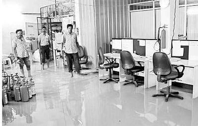 மழை நீரில் மிதக்கிறது பெங்களூரு!