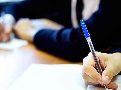 நடிகைகளுடன் கற்பனையாக பாலியல் உறவு வைத்துக்கொள்வதை பதிலாக 12-ம் வகுப்பு பொது தேர்வில் எழுதிய மாணவன் தேர்ச்சி!