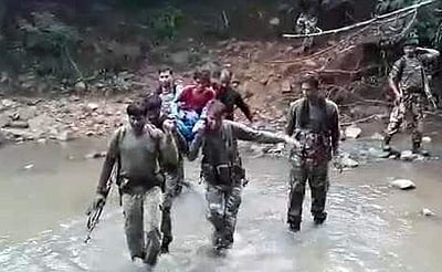 ஆதிவாசிப் பெண்ணை ஏழு கிலோமீட்டர் தூரம் தோளில் சுமந்த மத்திய படை வீரர்கள்! (விடியோ இணைப்பு) 