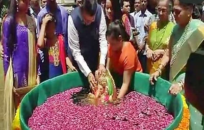 செயற்கை குளத்தில் விநாயகர் சிலை விசர்ஜனம் செய்த மஹாராஷ்டிர முதல்வர்!