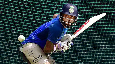 விராத் கோலி இடது கை பேட்ஸ்மேன் ஆன கதை தெரியுமா? (விடியோ இணைப்பு) 