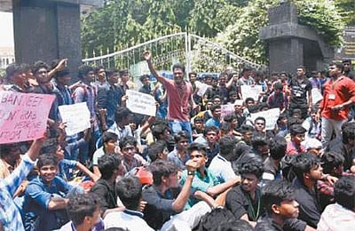 மாணவி அனிதா மரணம்: நான்காவது நாளாக 37 இடங்களில் போராட்டம்- 4 ஆயிரம் பேர் பங்கேற்பு