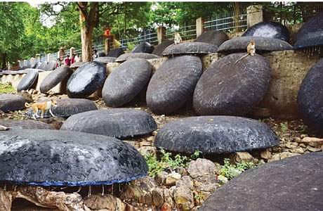 ஒகேனக்கல்லில் நீா்வரத்து குறைந்தது; 12-வது நாளாக பரிசல் இயக்க தடை நீடிப்பு