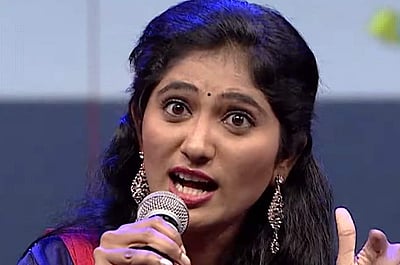 பரணி அண்ணனின் காலில் விழுந்து மன்னிப்பு கேட்டேன்: ‘பிக் பாஸ்’ ஜூலி விளக்கம்!