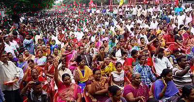 குடும்பத்துடன் தொழிலாளர்கள் ஆர்ப்பாட்டம்