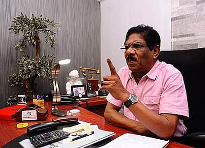 அனைத்துப் பத்திரிகையாளர்களின் காலில் விழுந்து மன்னிப்புக் கேள்: எஸ்.வி.சேகர் மீது பாரதிராஜா காட்டம்! 