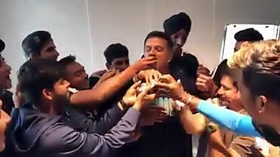 யு-19 இந்திய அணியுடன் பிறந்தநாள் கொண்டாடிய ராகுல் டிராவிட் - வைரலாகும் விடியோ