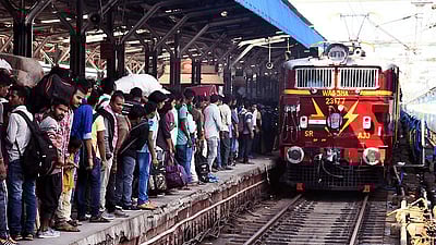 ரயில் நிலையங்களில் அலைமோதிய கூட்டம்