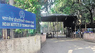 அசைவ உணவுக்குத் தனியான தட்டு எடுத்துக்குங்க: மாணவர்களை அதிர வைத்த ஐஐடி பாம்பே மின்னஞ்சல்! 