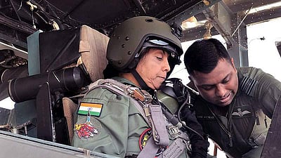 போர் விமானத்தில் பறந்து நிர்மலா சீதாராமன் ஆய்வு