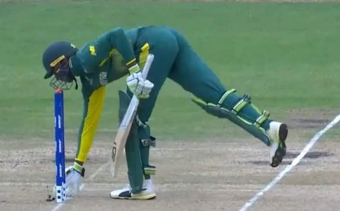 யு 19 உலகக் கோப்பை போட்டியில் சர்ச்சை: பந்தைக் கையில் எடுத்த பேட்ஸ்மேன் ஆட்டமிழந்தார்! (விடியோ)