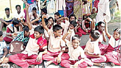 பள்ளி சீருடை துணிகளை நெசவாளா் சங்கங்கள் மூலம் உற்பத்தி செய்யக் கோரிக்கை
