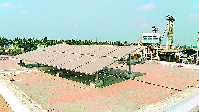 காற்றில் பரவும் அரிசி ஆலை கருந்துகள்கள்: அரசு ஊழியர்கள், பொதுமக்கள் கடும் அவதி