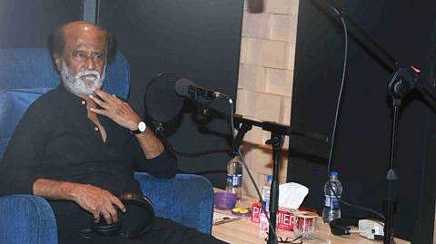 'காலா' டப்பிங்கில் ரஜினி - வைரலாகும் புகைப்படங்கள்!