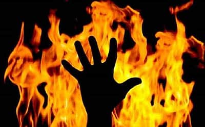 காரில் சீட் பெல்ட் அணியாததால் தாக்கிய போலீசார்: அவமானத்தால் தீக்குளித்த வாலிபர்! 