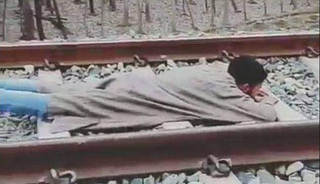 ரயில் தண்டவாளத்தில் சாகசம் செய்த காஷ்மீர் இளைஞர்களுக்கு காவல்துறை அறிவுரை