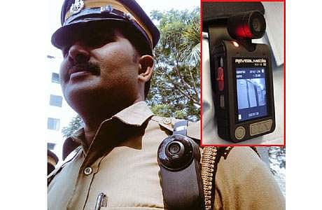 போக்குவரத்துப் போலீஸாரைக் கண்காணிக்க சீருடையில் கேமரா பொருத்தத் திட்டம்