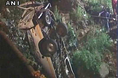 மகாராஷ்டிராவில் மினிபஸ் ஆற்றில் கவிழ்ந்து 12 பேர் பலி