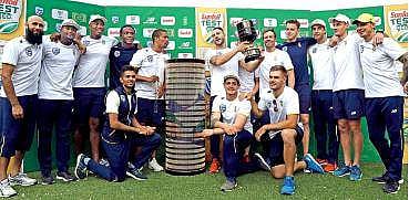 வீரர்களுக்குள் நிற வேற்றுமை? சர்ச்சைகளைக் கிளப்பியுள்ள தென் ஆப்பிரிக்க கிரிக்கெட் அணிப் புகைப்படம்!