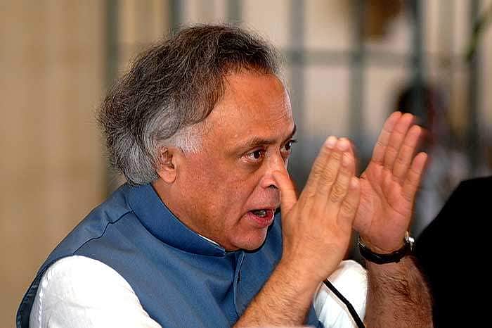 ஆதார் அட்டையால் மக்கள் செத்துக் கொண்டிருக்கிறார்கள்: மத்திய அரசு மீது பாய்ந்த முன்னாள் அமைச்சர்! 