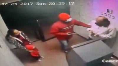 துப்பாக்கி முனையில் பணம் திருடிய கொள்ளையன்: திடுக்கிடும் சிசிடிவி விடியோ வெளியீடு