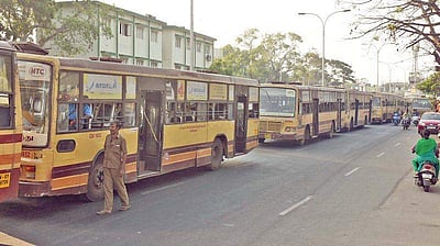 சென்னையில் போக்குவரத்து ஊழியர்கள் ஆங்காங்கே பேருந்துகளை நிறுத்தி போராட்டம்! 