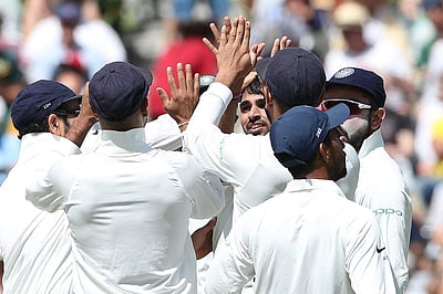 இந்திய பந்துவீச்சாளர்கள் அசத்தல்: டி வில்லியர்ஸை வீழ்த்தினார் பூம்ரா!