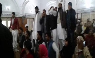 டேப்பில் ஒலித்த 'வந்தே மாதரம்' பாடல்: மீரட் நகர்மன்ற உறுப்பினர்களிடையே கைகலப்பு! (விடியோ இணைப்பு) 