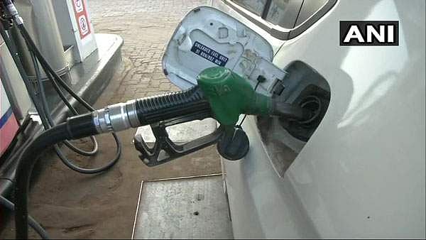 பெட்ரோல்-டீசல் விலை தொடர்ந்து 13ஆவது நாளாக குறைப்பு