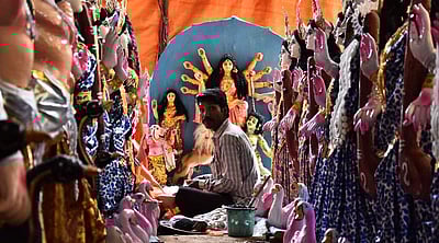 துர்கா பூஜைக்கு தயாராகும் சிலைகள்