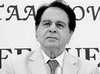 மருத்துவமனையில் இருந்து வீடு திரும்பிய ஹிந்தி நடிகர் திலீப் குமார் 