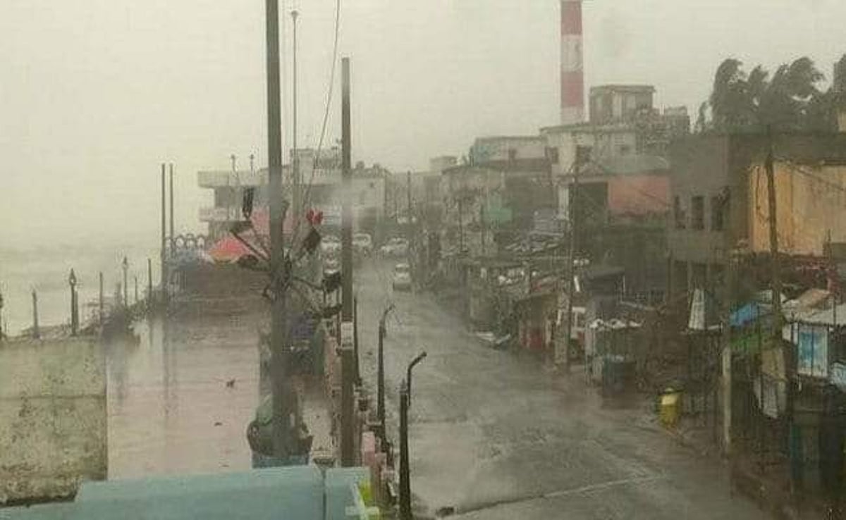 தித்லி புயல் காரணமாக ஒதிசாவில் கடுமையான நிலச்சரிவு, ஒதிசா, ஆந்திரா இடையே புயல் கரையைக் கடந்தது!