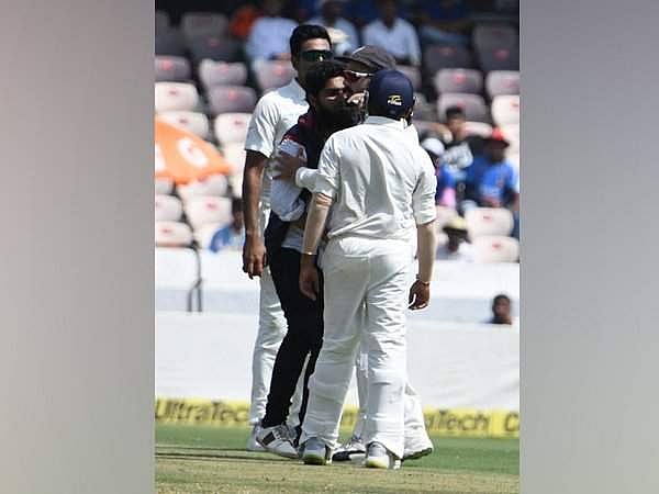 கோலியுடன் கட்டிப்பிடித்து செல்ஃபி எடுக்க முயன்ற 19 வயது இளைஞர் மீது வழக்குப் பதிவு