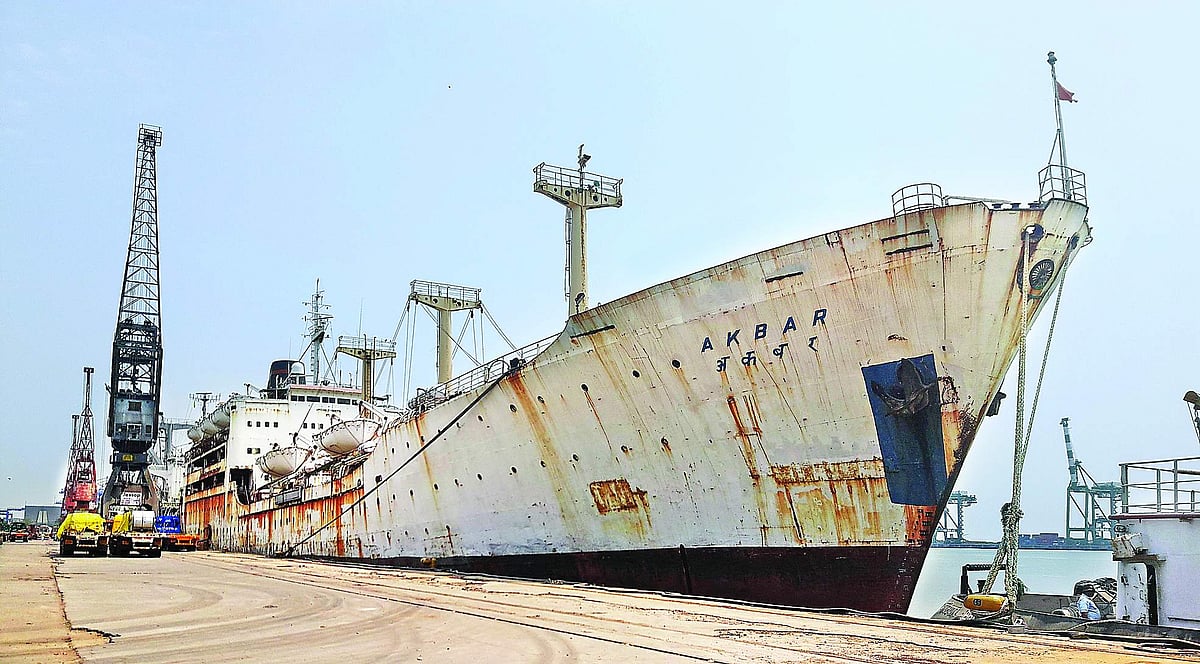 சென்னைத் துறைமுகத்தில் 4 ஆண்டுகளாக நிற்கும் "எம்.வி. அக்பர்' கப்பல்: நடவடிக்கை எடுக்கப்படுமா?
