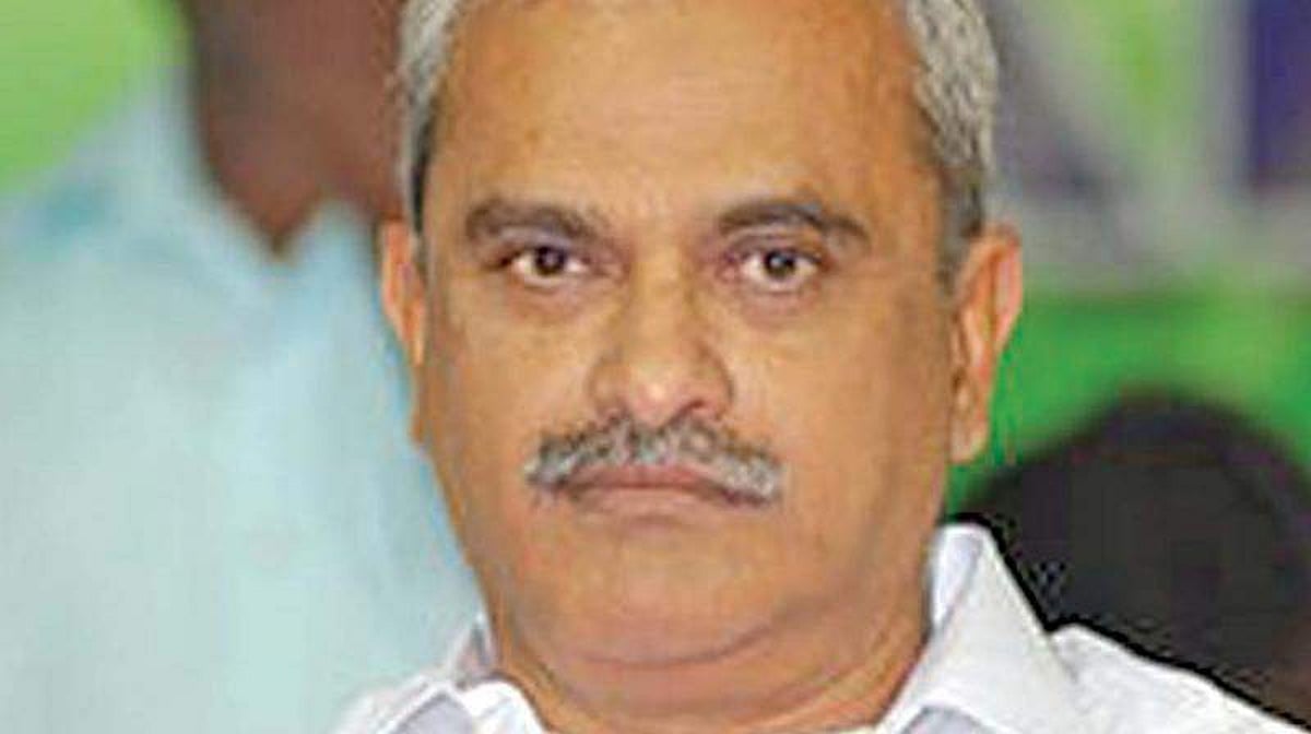 சட்டப்பேரவைக்கு சைக்கிளில் வந்து ஆச்சரியப்படுத்திய சபாநாயகர்