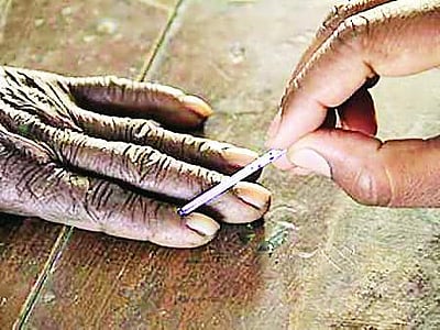 நாகையில் வாக்காளர் விழிப்புணர்வு கையெழுத்து இயக்கம்: ஆட்சியர் சுரேஷ்குமார் துவக்கி வைத்தார்